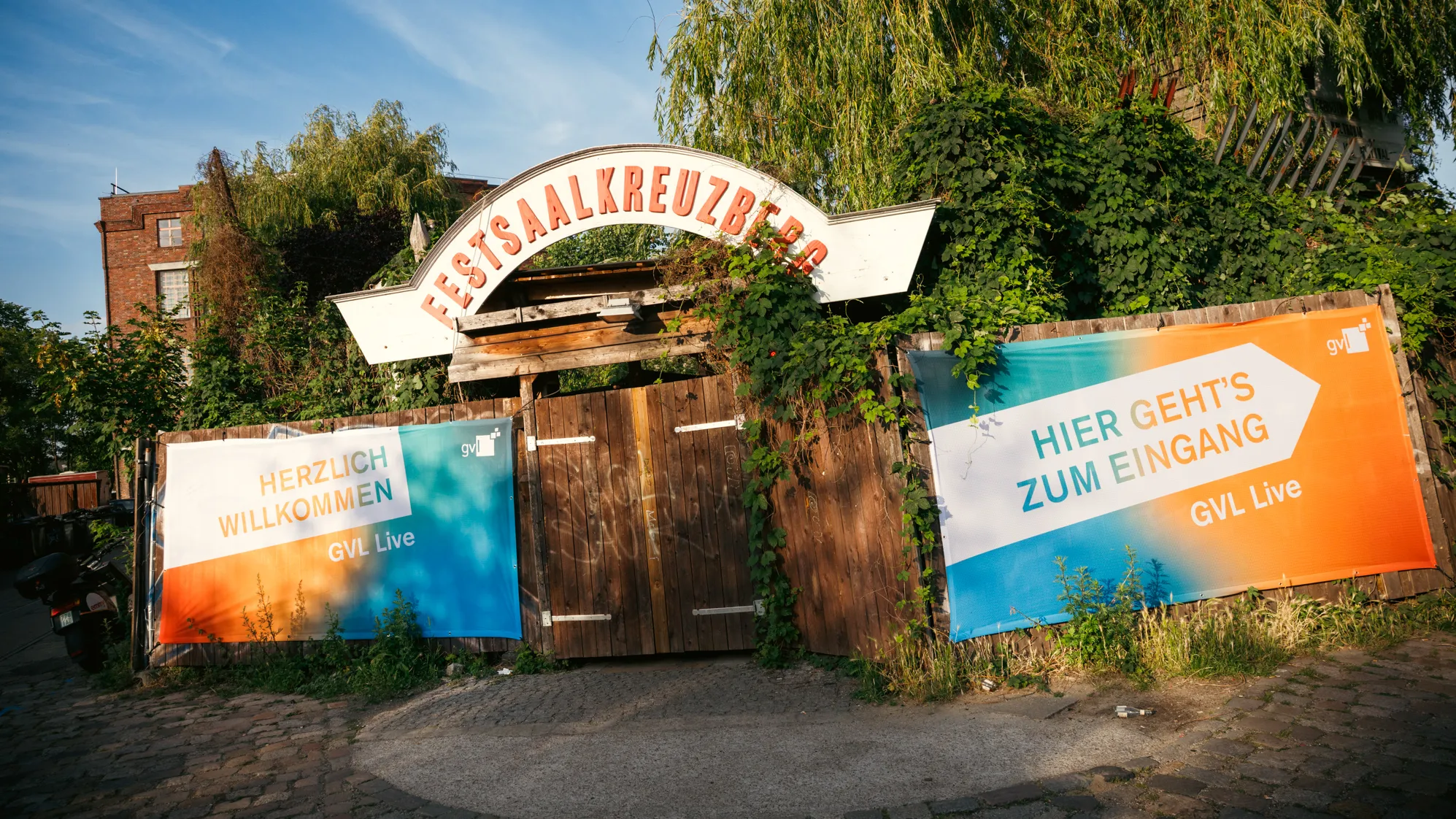 Eingang des geschmückten Festsaals Kreuzberg