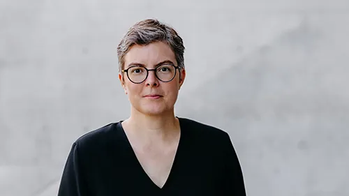 Prof Lydia Grün Querformat (c) Raumfotografin Barbara Meyer-Selinger-vorschau.jpg