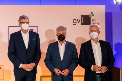 Dr. Tilo Gerlach, Geschäftsführer der GVL, Christian Höppner, Wahlleiter der GVL-Berechtigtenversammlung, und Guido Evers, Geschäftsführer der GVL