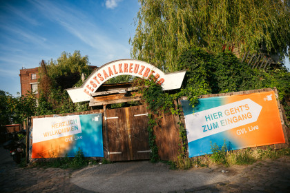 Eingang des geschmückten Festsaals Kreuzberg