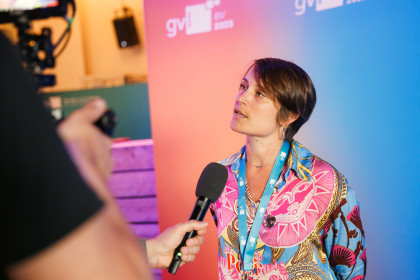 Frau wird interviewed