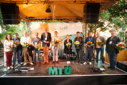 Menschen auf Bühne