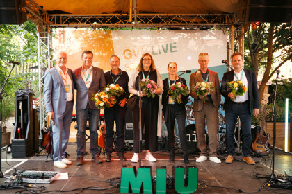 Menschen auf Bühne