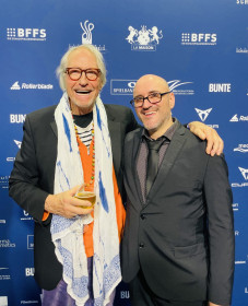 Deutscher Schauspielpreis 03 Reiner Schöne und Louis auf dem blauen Teppich.JPEG